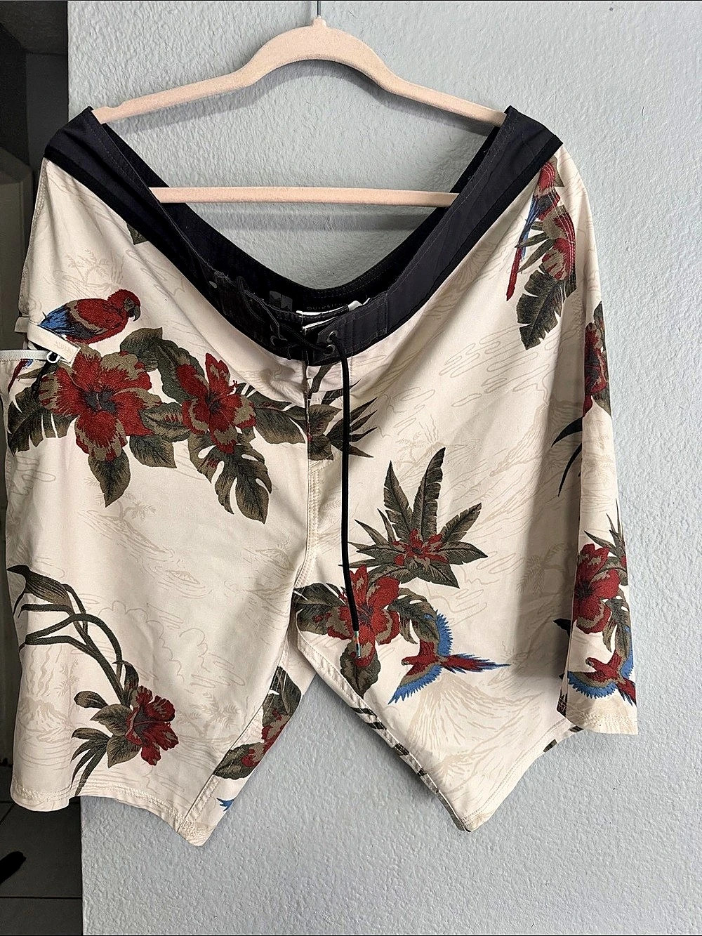 Quiksilver Floral Bermuda Shorts in Cream & Black Size 40 Like New